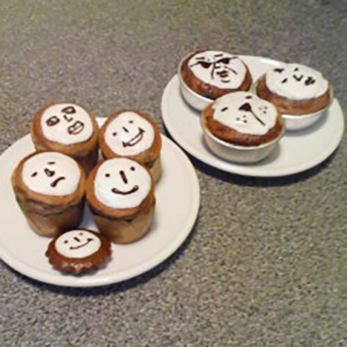 顔カップケーキ