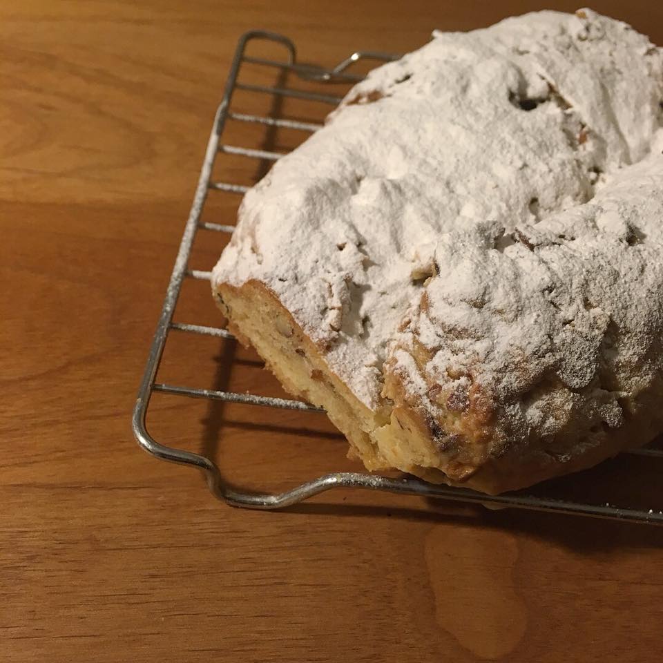 シュトーレン 粉砂糖をかけてできあがり