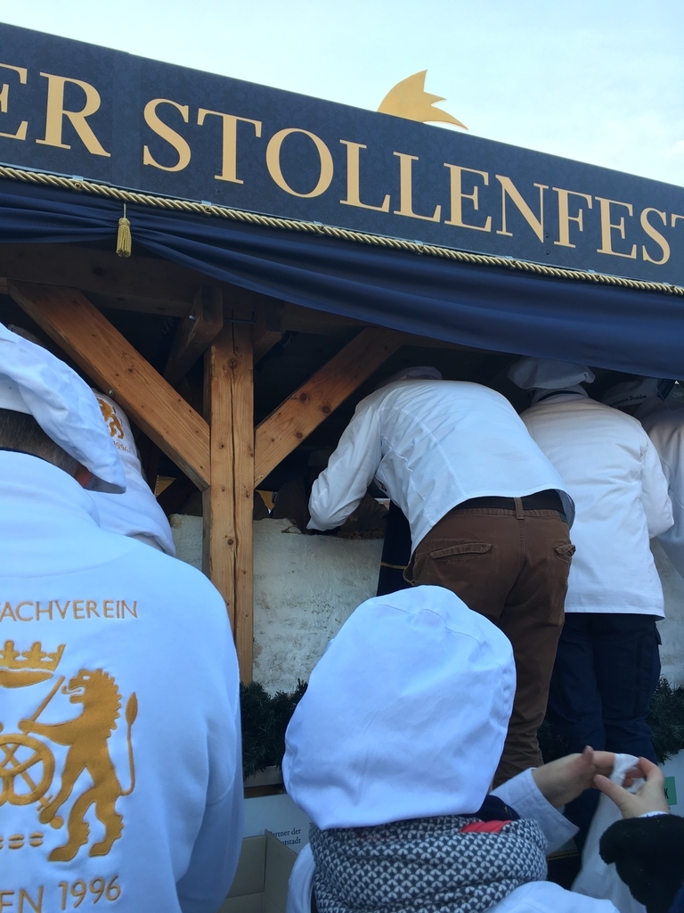 2016年 ドレスデン シュトーレンを切り分けるお兄さん達