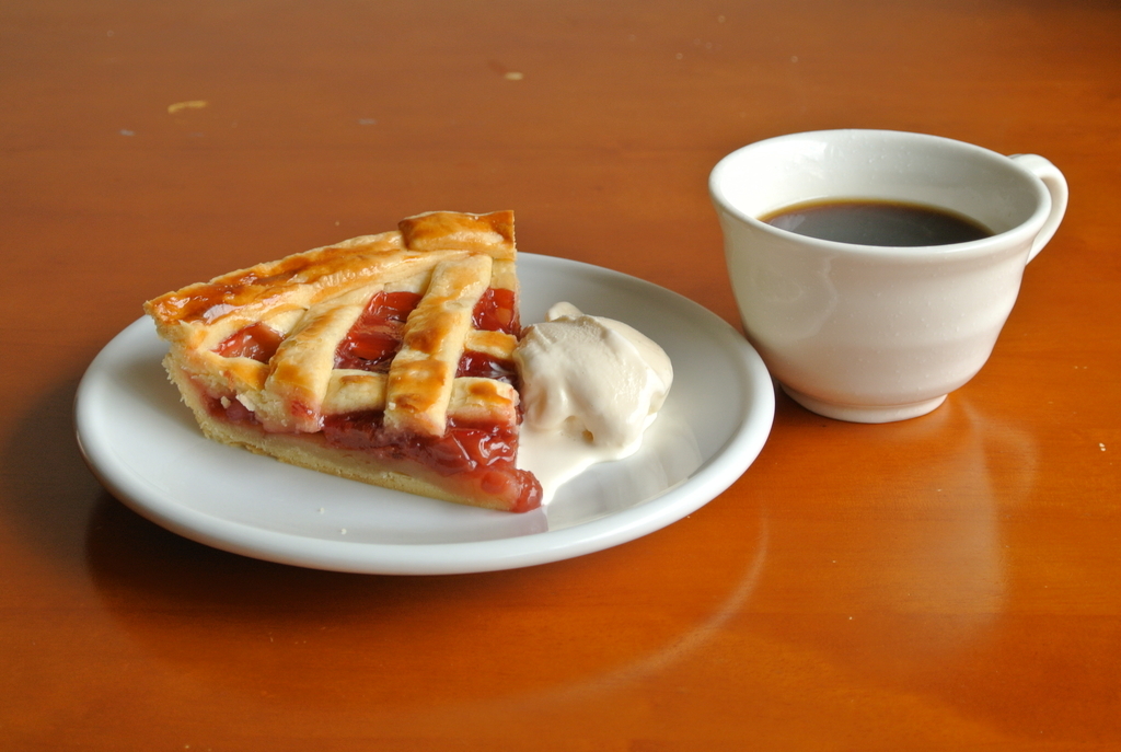 濃いコーヒーとチェリーパイ