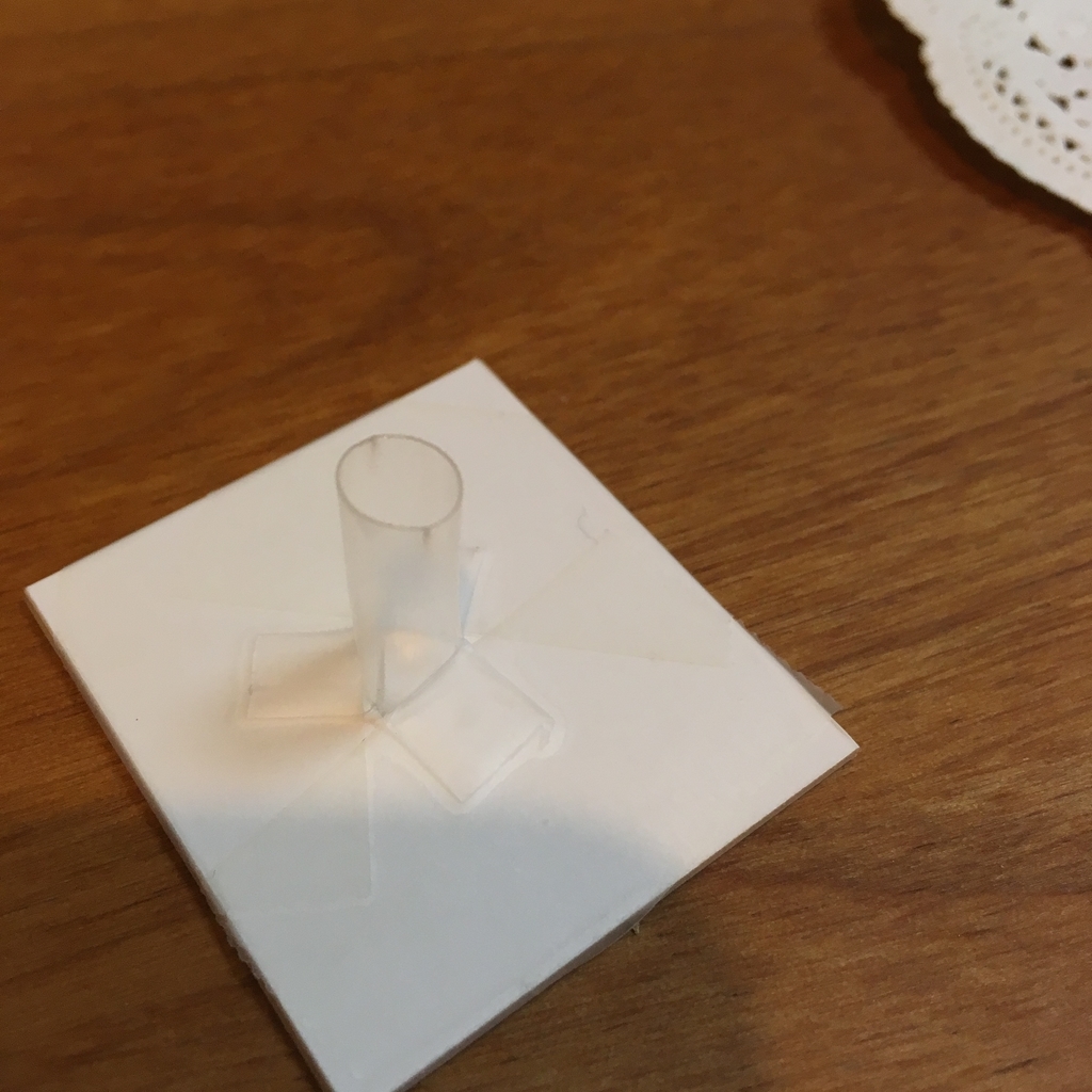 台座にストローを貼り付ける