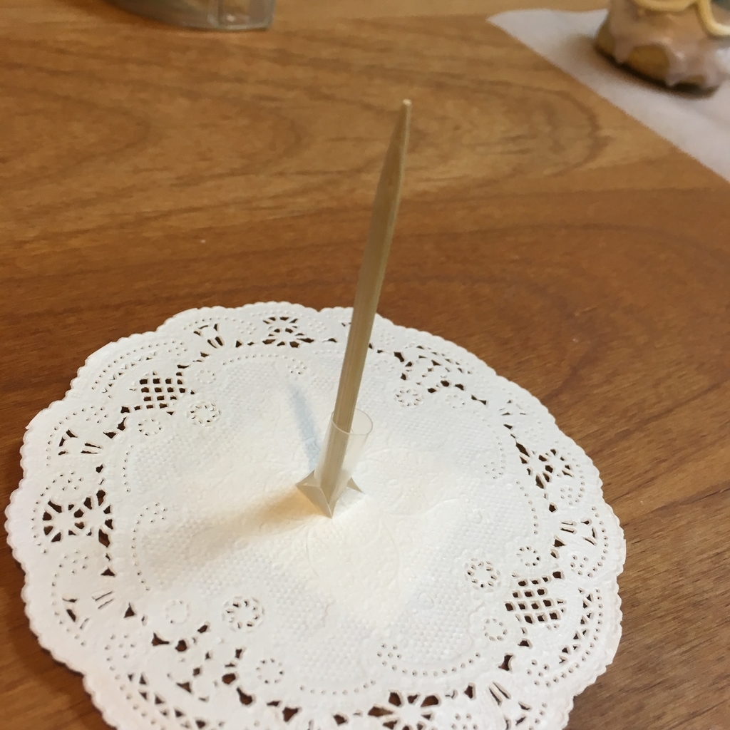 レースのコースターをかぶせ、竹串をストローに入れる