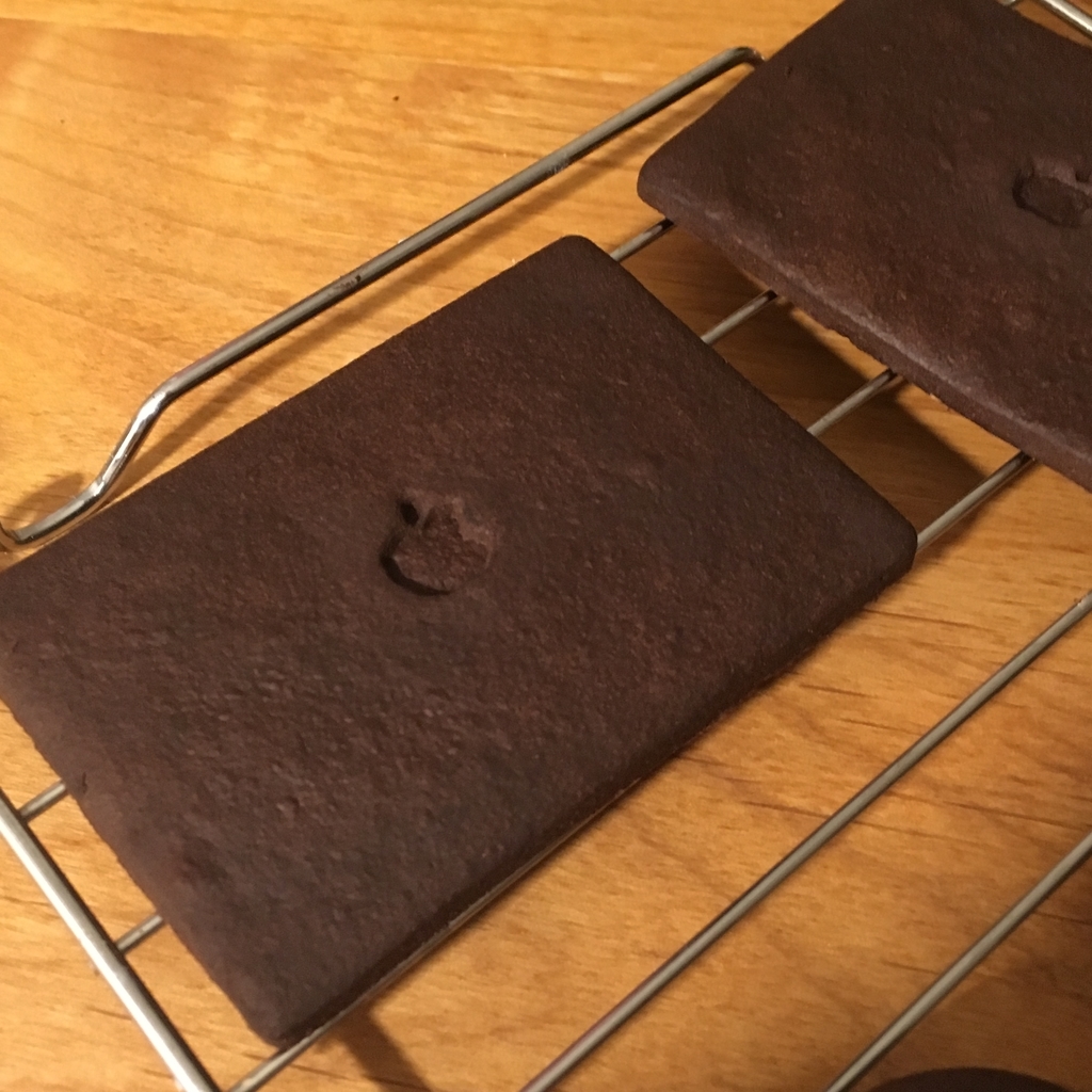 Appleロゴ部分にチョコを入れる前と後