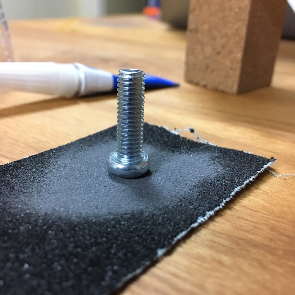 ボルトの頭をサンドペーパーで削る