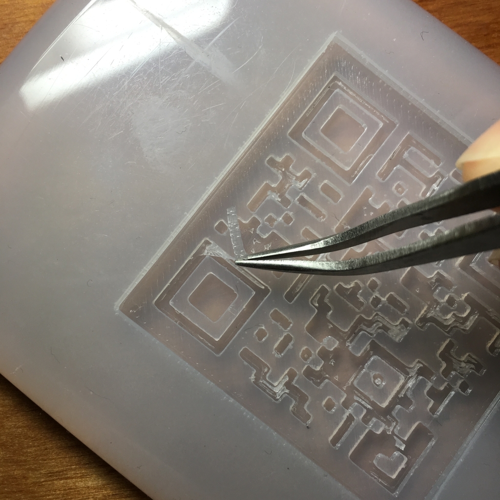 シリコンの余分部分をピンセットで剥がす