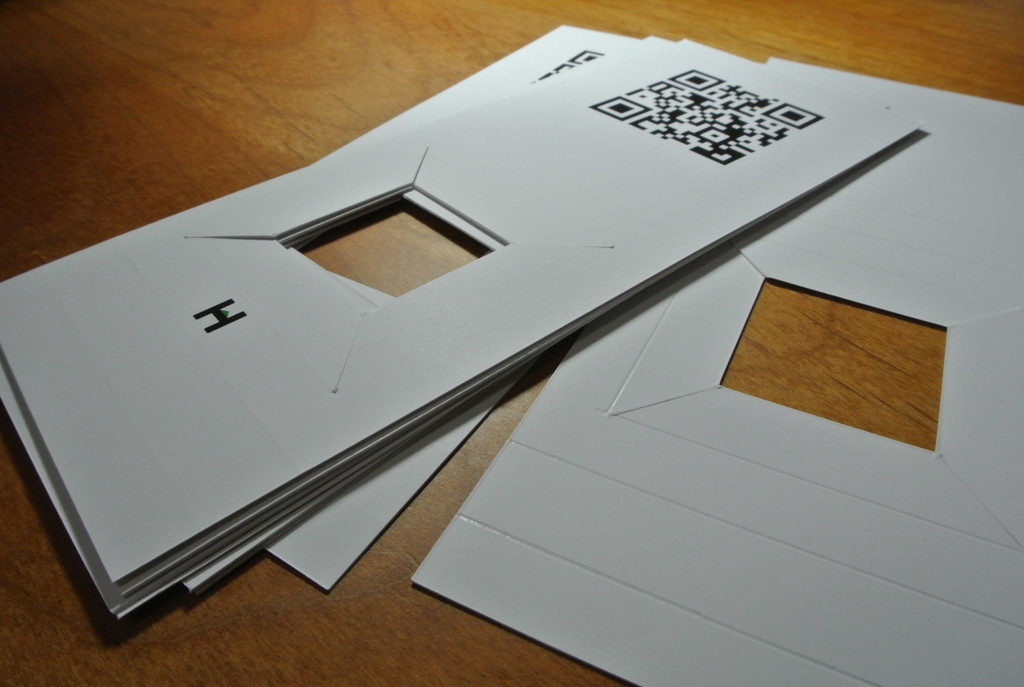 鉄筆で線入れてからカッターできっていきます